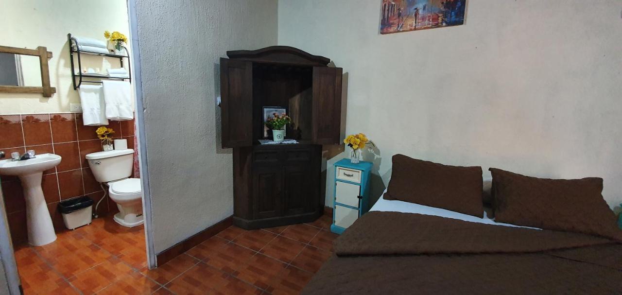 Bed and Breakfast Parrot House Антигуа-Гватемала Экстерьер фото